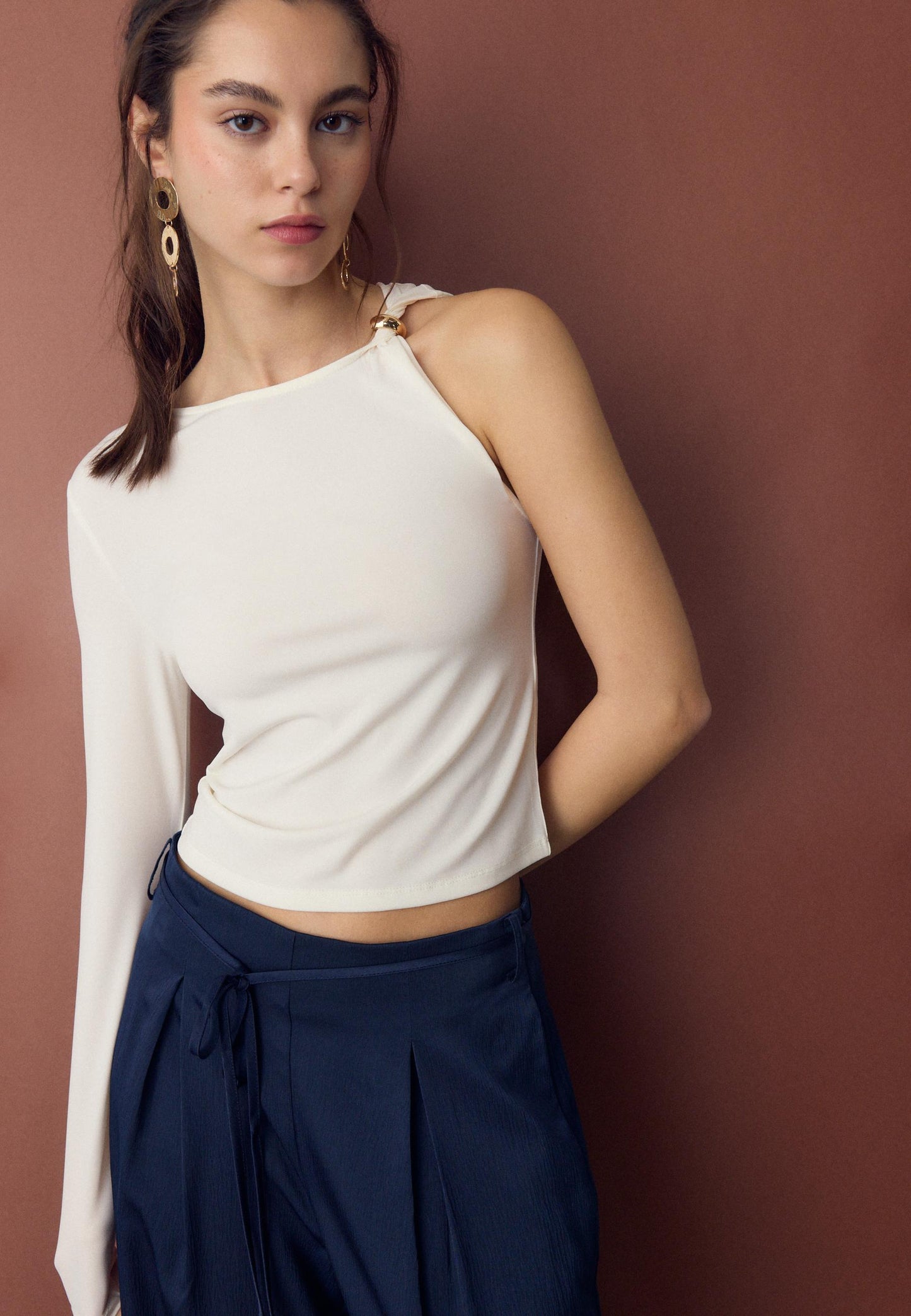 CAMISETA ASIMETRICA HEBILLA
