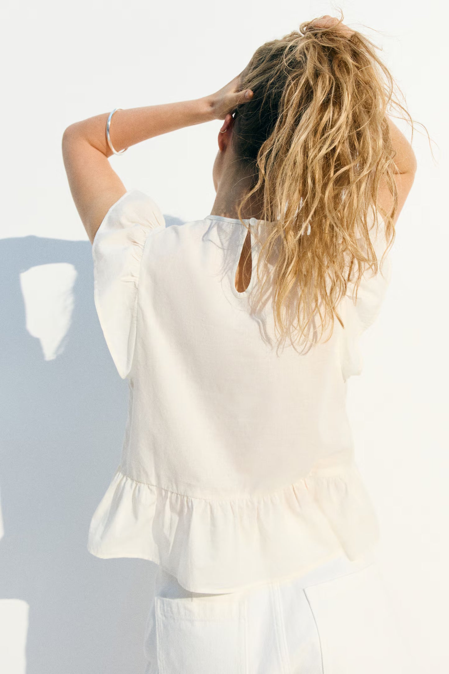 Blusa con inserciones de encaje y peplum