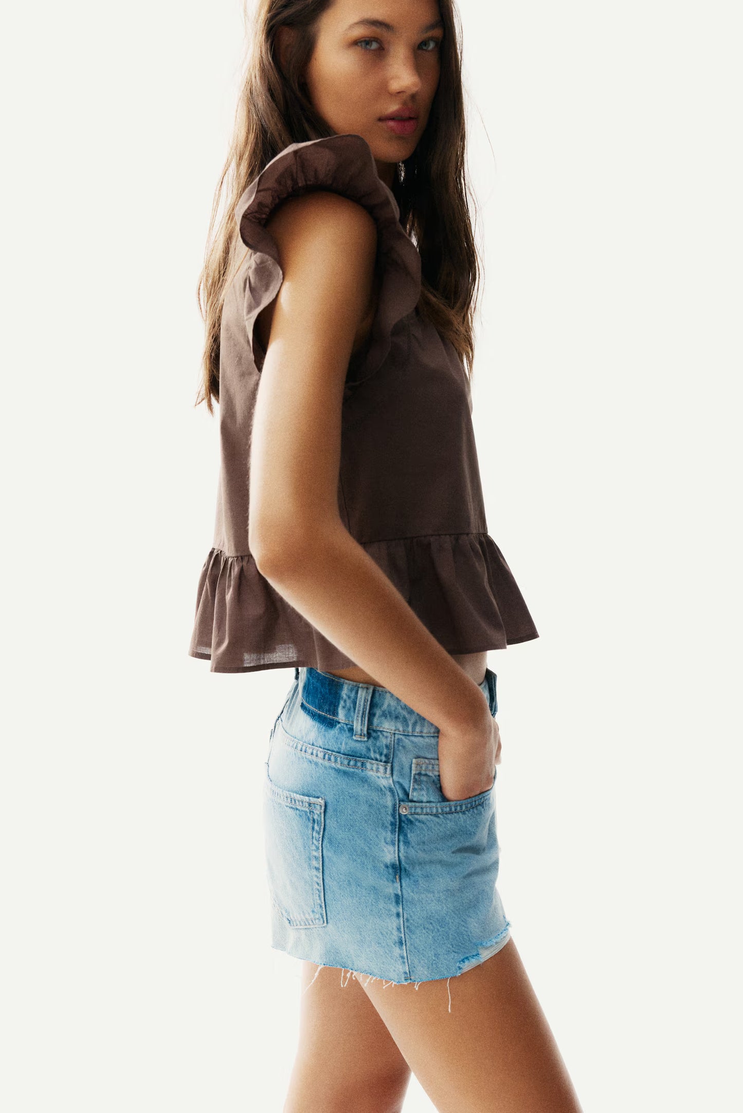 Blusa con inserciones de encaje y peplum