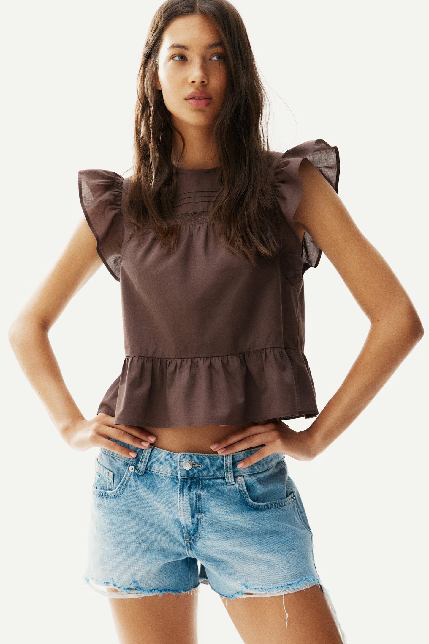 Blusa con inserciones de encaje y peplum